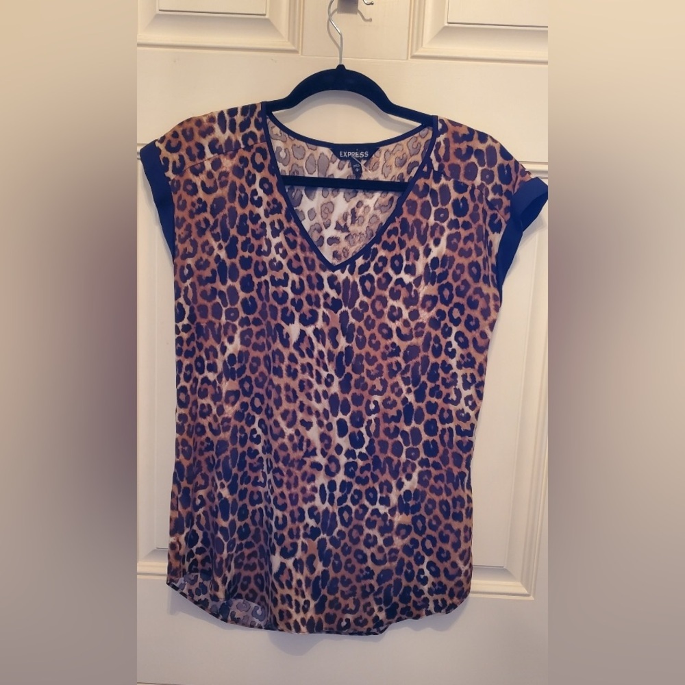 Express short sleeve v neck leopard print shirt blouse top Sz S